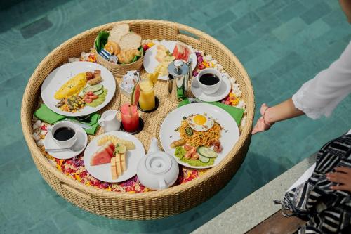 een tafel met borden eten erop bij Pelana Ubud Villa in Ubud