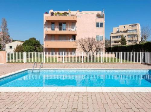 une piscine devant un immeuble dans l'établissement Studio Résidence Sainte-Maxime les Plages, à Sainte-Maxime