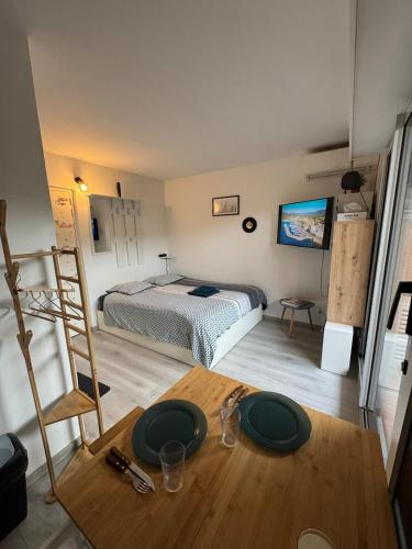 - une chambre avec un lit et une table avec des plaques de cuisson dans l'établissement Studio Résidence Sainte-Maxime les Plages, à Sainte-Maxime