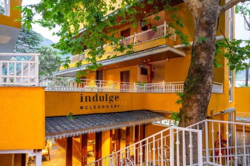 Un balcón o terraza de Indulge McLeodganj by Pack