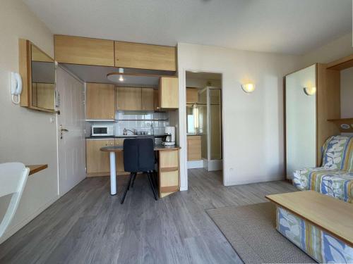 un petit appartement avec une cuisine et un salon dans l'établissement Appt Studio LA ROCHELLE - LR010-133, à La Rochelle