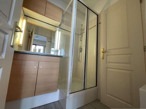 une salle de bain avec douche et porte vitrée dans l'établissement Appt Studio LA ROCHELLE - LR010-133, à La Rochelle