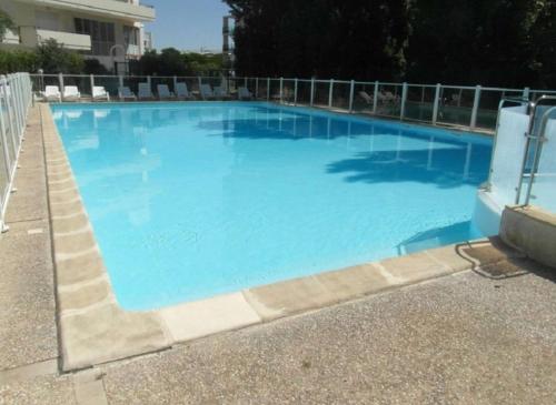 une grande piscine avec de l'eau bleue dans l'établissement Appt Studio LA ROCHELLE - LR010-133, à La Rochelle