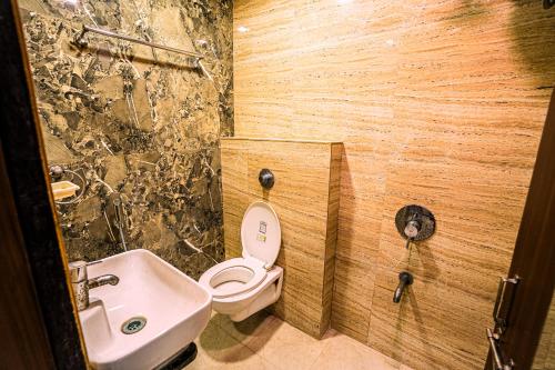 ウダイプールにあるHotel P K excellencyのトイレと洗面台付きのバスルーム