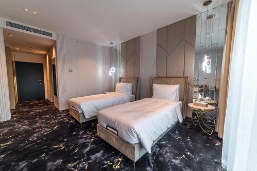 a hotel room with two beds in a room at Elania Resort & Spa in Cluj-Napoca