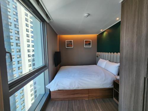 Postel nebo postele na pokoji v ubytování Bonatogether in Haeundae Resicidence