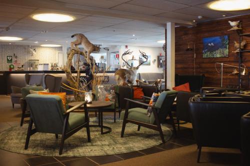 a waiting room with chairs and a table in a salon at Hornavan Hotell in Arjeplog