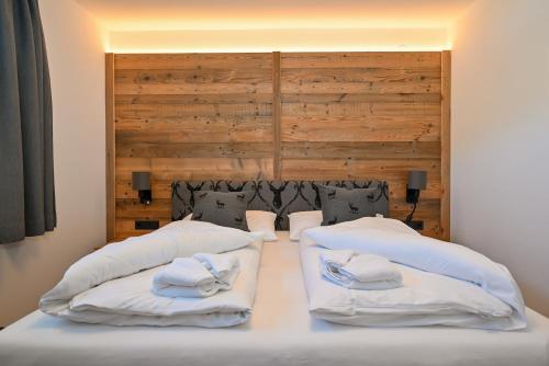 A bed or beds in a room at Domizil Thirteen - Sauna and glacier view