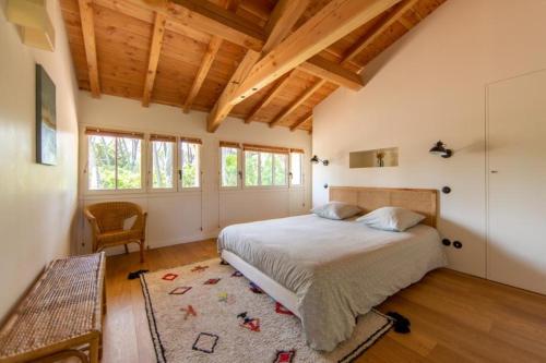 une chambre avec un lit et un plafond en bois dans l'établissement Attraktive Familien-Villa im Herzen von Cap Ferret, à Cap-Ferret