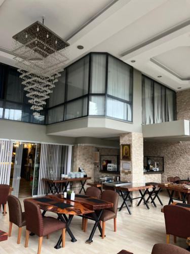 ein Esszimmer mit Holztischen und Stühlen in der Unterkunft Grand Park Hotel Corlu City Center Bed and Breakfast in Çorlu