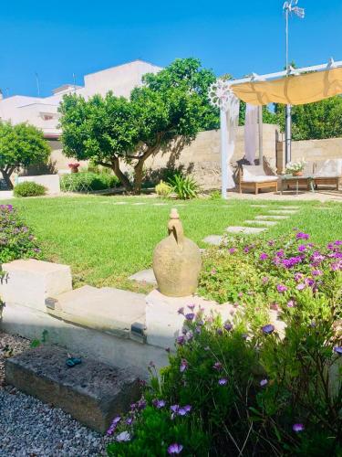 a garden with a vase in the middle of a yard at Corte Mercurio B&B in Ugento