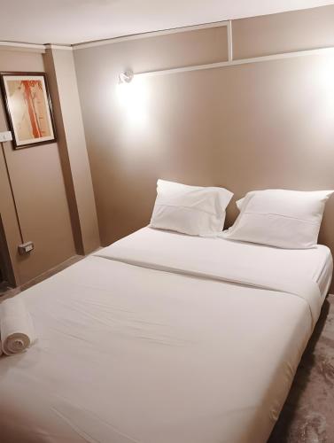 Ένα ή περισσότερα κρεβάτια σε δωμάτιο στο Rest Inn Yaowarat - เรสอิน เยาวราช ไชน่าทาวน์