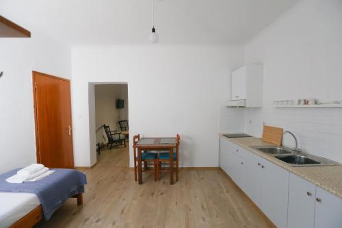 Kuchyň nebo kuchyňský kout v ubytování Nona's Rooms