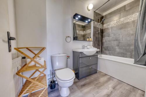 Un baño con inodoro, lavabo y bañera. en Le petit nid Rémois, en Reims