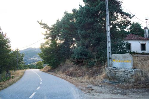 een weg met een bord aan de zijkant bij A Lagosta Perdida in Montezinho