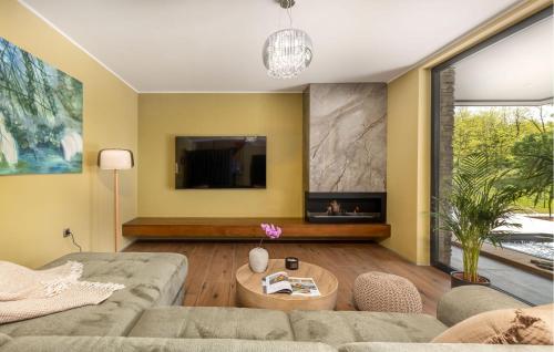 Μια τηλεόραση ή/και κέντρο ψυχαγωγίας στο Stunning Home In Slunj