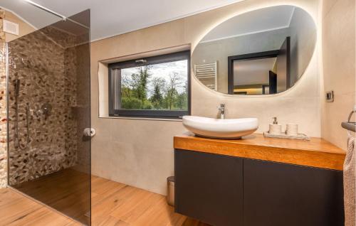 Ένα μπάνιο στο Stunning Home In Slunj