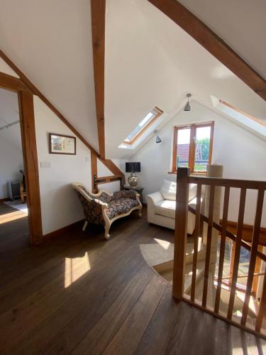 Un pat sau paturi într-o cameră la Charming 2-Bedroom Cottage in Cambridgeshire