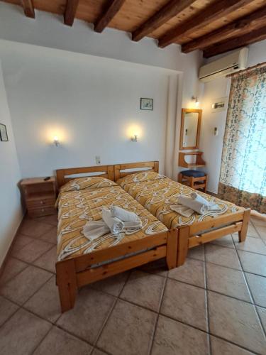 Postel nebo postele na pokoji v ubytování Camelia studios Skiathos Town