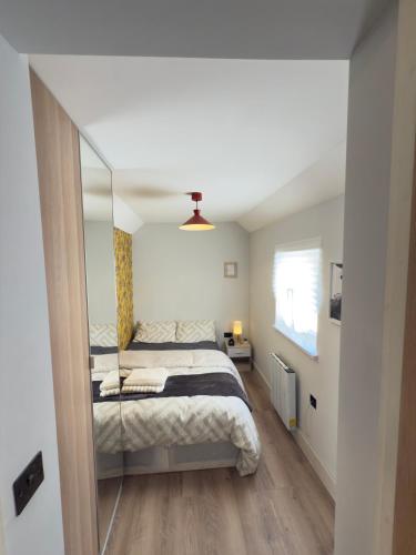 Ένα ή περισσότερα κρεβάτια σε δωμάτιο στο Chic Cozy Room with PS5, Mini Bar & Shared Spaces