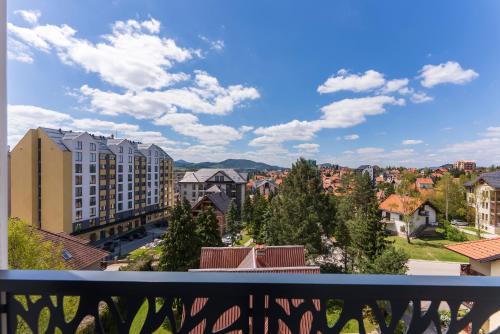 Nespecifikovaný výhled na hory nebo výhled na hory při pohledu z aparthotelu