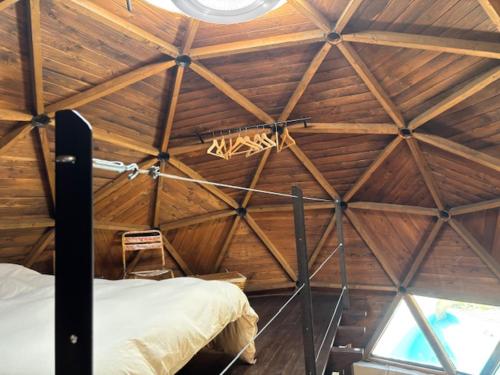 a room with a bed in a wooden ceiling at Pink Elephant in Lorca