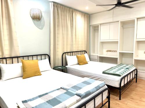 Ένα ή περισσότερα κρεβάτια σε δωμάτιο στο Ocean 19 Shamrock Villa Beachfront Big Group 4 Bedroom 5 Bathroom with Pool