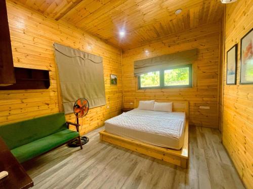a bedroom with a bed in a wooden cabin at Sunset Homestay Villa Tam Đảo in Tam Ðảo