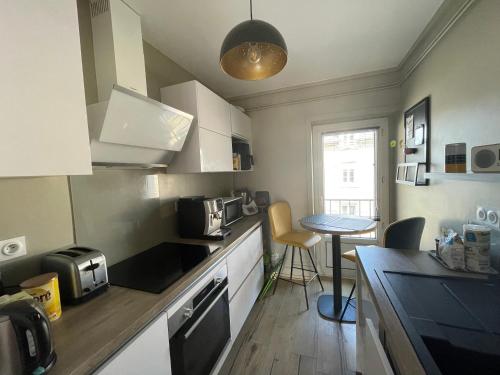 une cuisine avec un comptoir et une table à l'intérieur dans l'établissement Superbe appartement à 5min du centre-ville, à Dinan