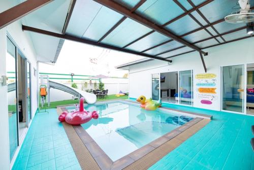 Bazén v ubytování Clear98 Smile Pool Villa Sattahip nebo v jeho okolí