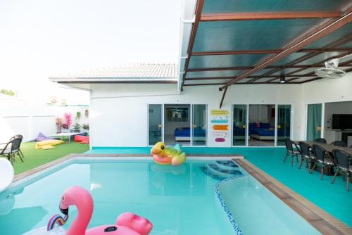 Bazén v ubytování Clear98 Smile Pool Villa Sattahip nebo v jeho okolí