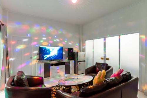 TV a/nebo společenská místnost v ubytování Clear98 Smile Pool Villa Sattahip