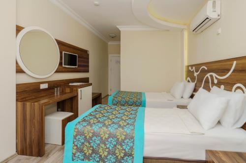 Кровать или кровати в номере Kleopatra blue hawai hotel