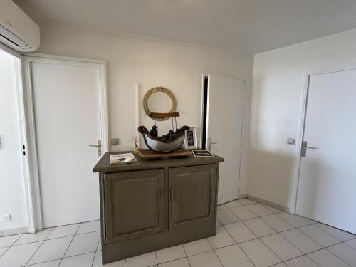 Cette chambre dispose d'une coiffeuse avec un miroir. dans l'établissement Superbe vue mer,CAP HERMES, Loisirs A, 3 pieces po, à Fréjus