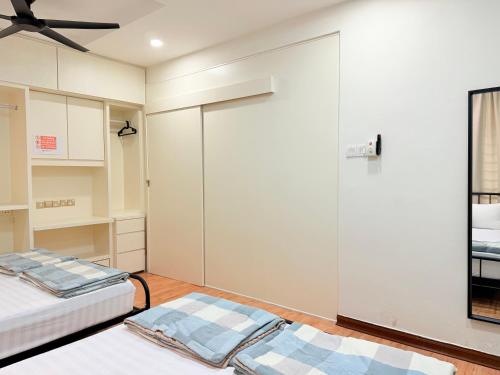 Ένα ή περισσότερα κρεβάτια σε δωμάτιο στο Ocean 19 Shamrock Villa Beachfront Big Group 4 Bedroom 5 Bathroom with Pool