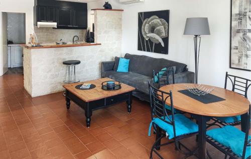 un salon avec un canapé, une table et des chaises dans l'établissement Nice Apartment In Pignan With Wifi, à Pignan