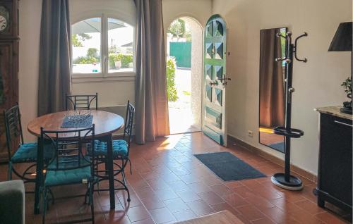 une salle à manger avec une table et des chaises dans l'établissement Nice Apartment In Pignan With Wifi, à Pignan
