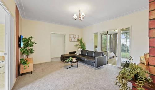 Ruang duduk di Private Double Bed For 2, Shared Bath In Beenleigh - Bedroom5