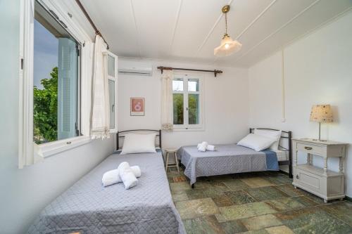Una cama o camas en una habitación de Célestine