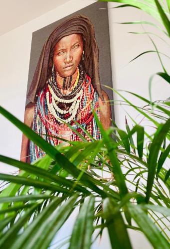 a statue of a woman is behind a plant at Le dindouleto in Peynier