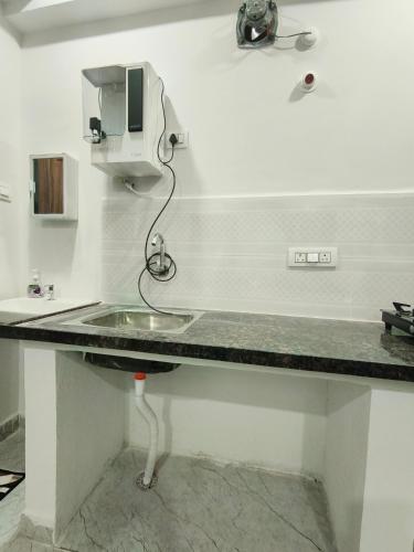 baño con encimera con fregadero en Just Launched Room with Kitchen in Ground Floor, en Kondapur