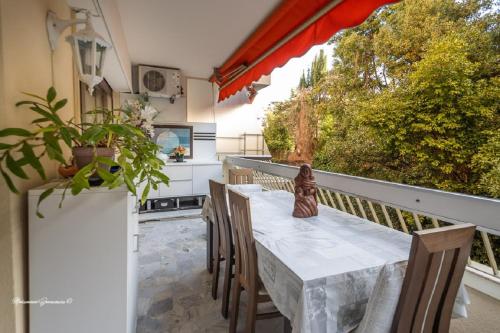 une table et des chaises sur le balcon d'une maison dans l'établissement Ô 27 Fleurie Cannes, à Cannes