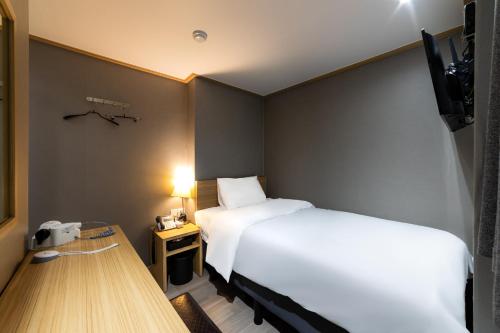 Ένα ή περισσότερα κρεβάτια σε δωμάτιο στο About Stay Seoul
