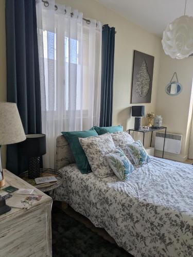 une chambre avec un lit et une fenêtre dans l'établissement Les chambres du vieux quartier, à Thouars