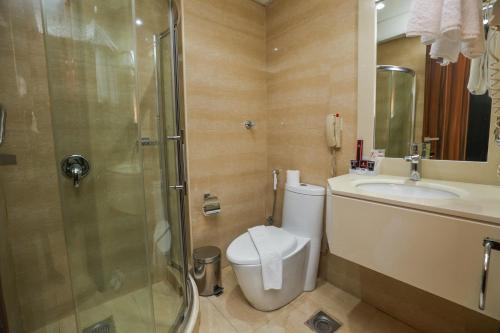 Koupelna v ubytování Reef Global Hotel