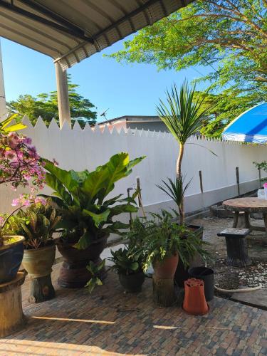 Kuala Besut - Homestay Ku Baruにあるパティオまたは屋外エリア