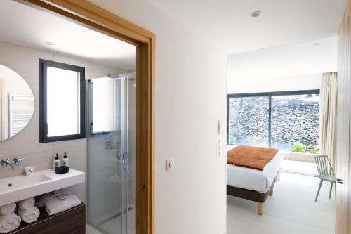 Bilik mandi di Domaine & Villas Version Maquis