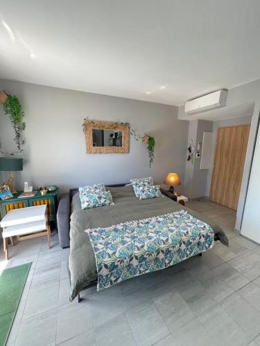 une chambre avec un lit et un salon dans l'établissement Studio Terrasse entre ville et port, à Porto-Vecchio