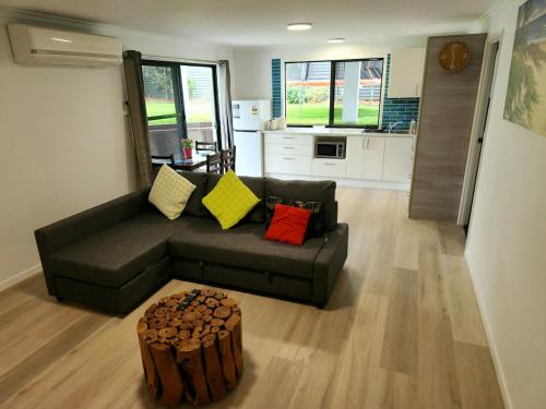 un soggiorno con un divano e un tavolo di Maroochydore Delight a Maroochydore
