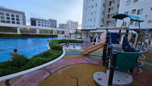 La alberca dentro o cerca de Cozy Studio Apartment at Cebu IT Park
